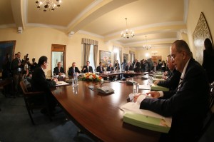 Men in meeting - Photo PIO